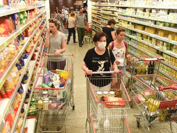 Durante a pandemia de coronavírus o movimento de clientes nos supermercados cresceu. Muita gente começou a fazer estoque com medo da falta de abastecimento. por Ricardo Medeiros