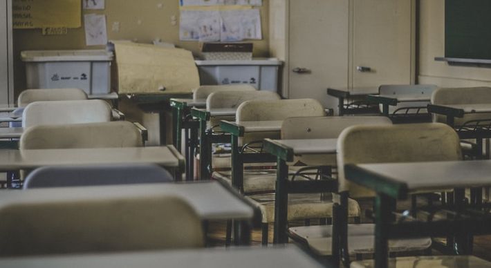 O risco número um é a defasagem de aprendizagem. O risco dois é a desigualdade. Porque tem escola que consegue fazer ensino remoto melhor, mas outra já é mais vulnerável. O terceiro risco é do abandono escolar. E o quarto são questões emocionais