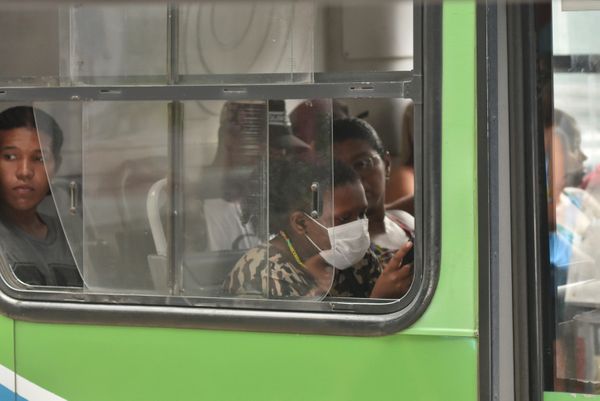Nos coletivos é possível encontrar várias pessoas usando máscaras de proteção por Vitor Jubini