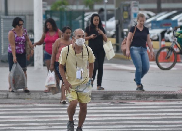 Durante pandemia de coronavírus pedestre usa máscara na avenida Américo Buaiz.  por Vitor Jubini