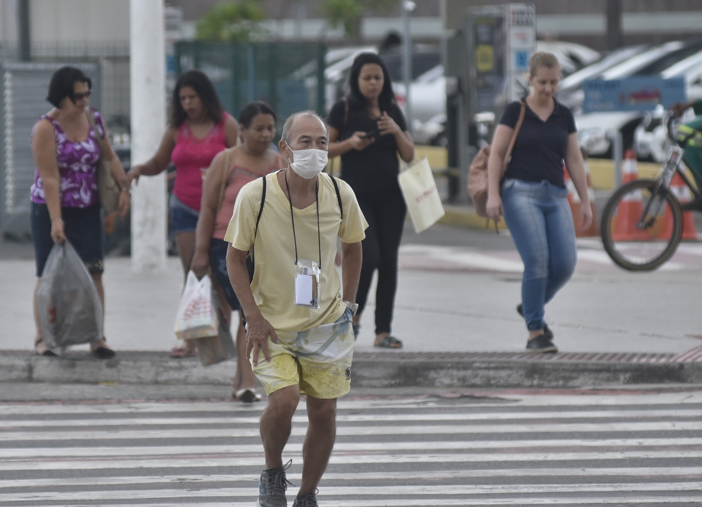 Durante pandemia de coronavírus pedestre usa máscara na avenida Américo Buaiz. 