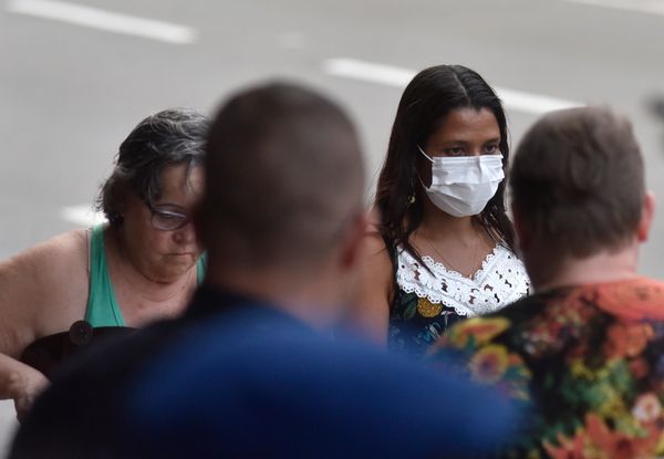 Mulher usa máscara na avenida Reta da Penha. por Vitor Jubini