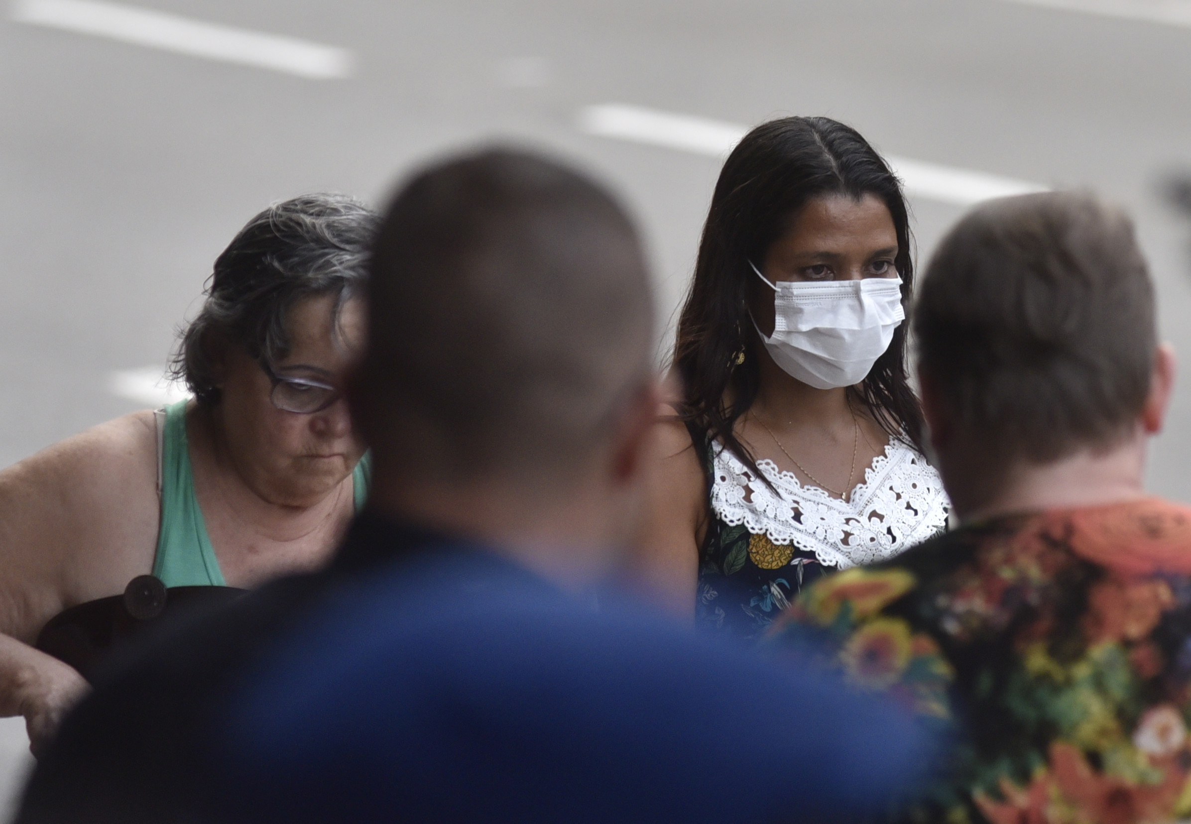 Data: 17/03/2020 - ES - Vitória - Após pandemia de coronavírus pedestre usa máscara na avenida Reta da Penha - Editoria: Cidades - Foto: VItor Jubini - GZ