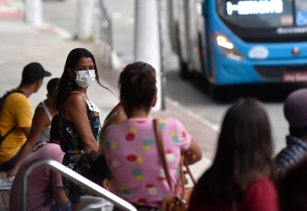 Mulher usa máscara de proteção respiratória em um ponto de ônibus de Vitória por Vitor Jubini