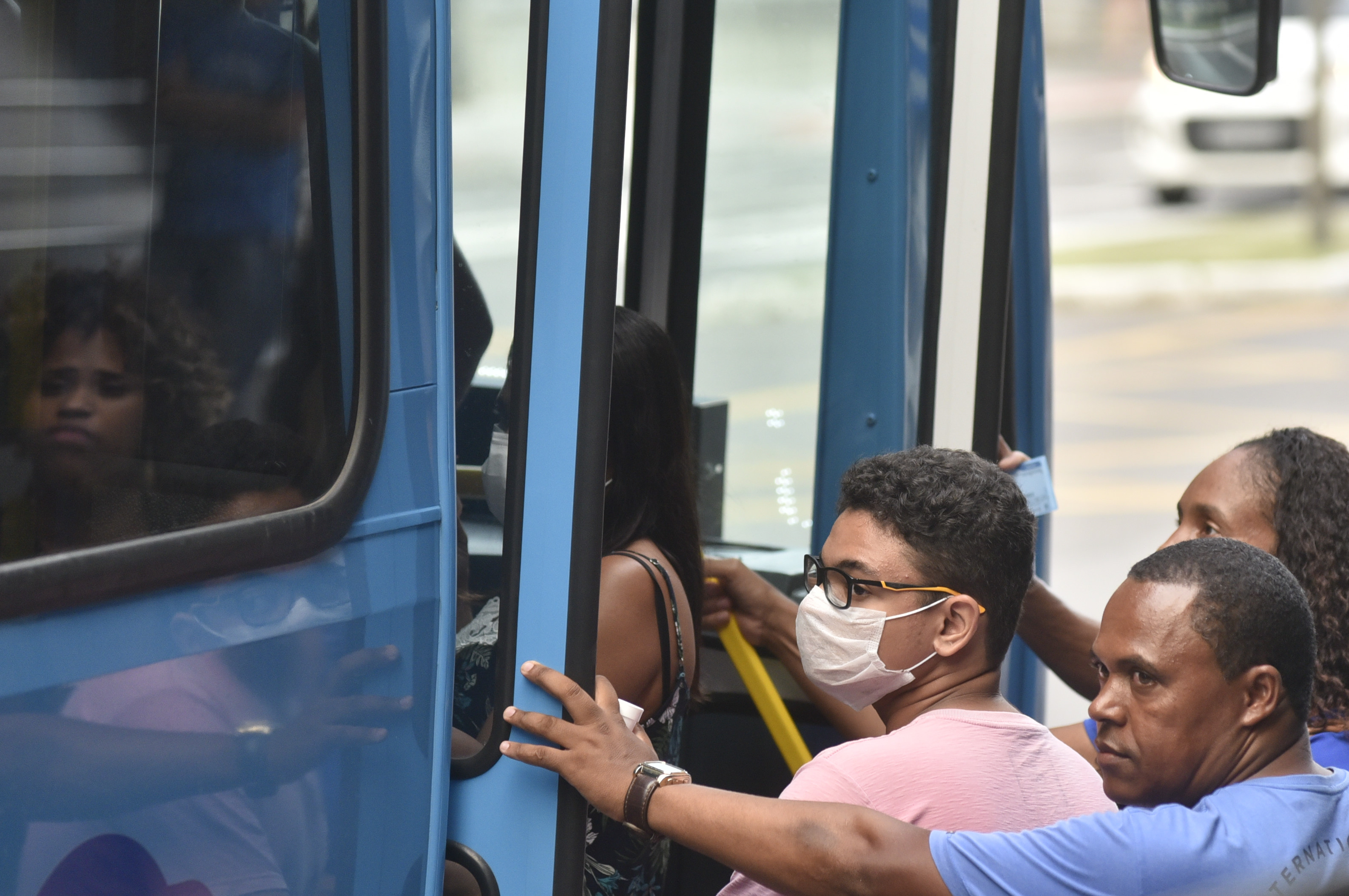 Durante pandemia de coronavírus, homem usa máscara na avenida Reta da Penha.