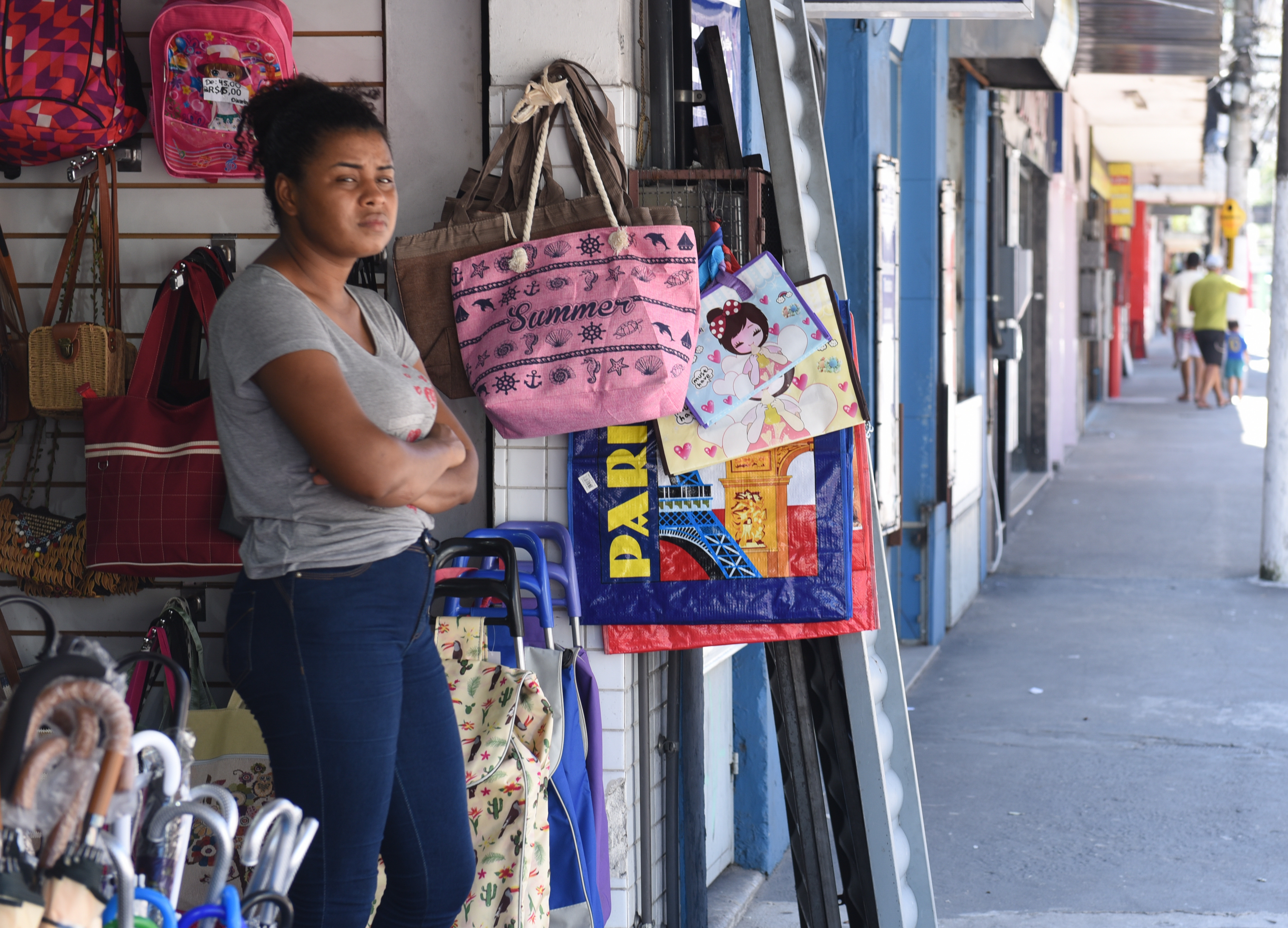 Na Avenida Jerônimo Monteiro, no Centro da Capital, a vendedora de braços cruzados comprova a queda do movimento no comércio antes da decretação do fechamento por causa da  pandemia do coronavírus. 
