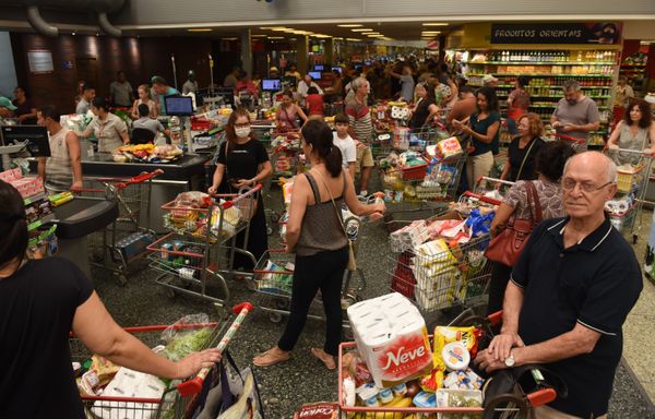 Data: 17/03/2020 - ES - Vitória - Movimentação de pessoas no Supermercado Perim, Mata da Praia - Editoria: Cidades - Foto: Ricardo Medeiros - GZ