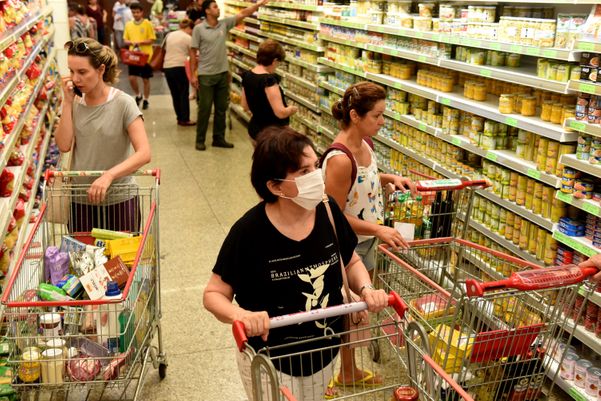 Data: 17/03/2020 - ES - Vitória - Movimentação de pessoas no Supermercado Perim, Mata da Praia - Editoria: Cidades - Foto: Ricardo Medeiros - GZ