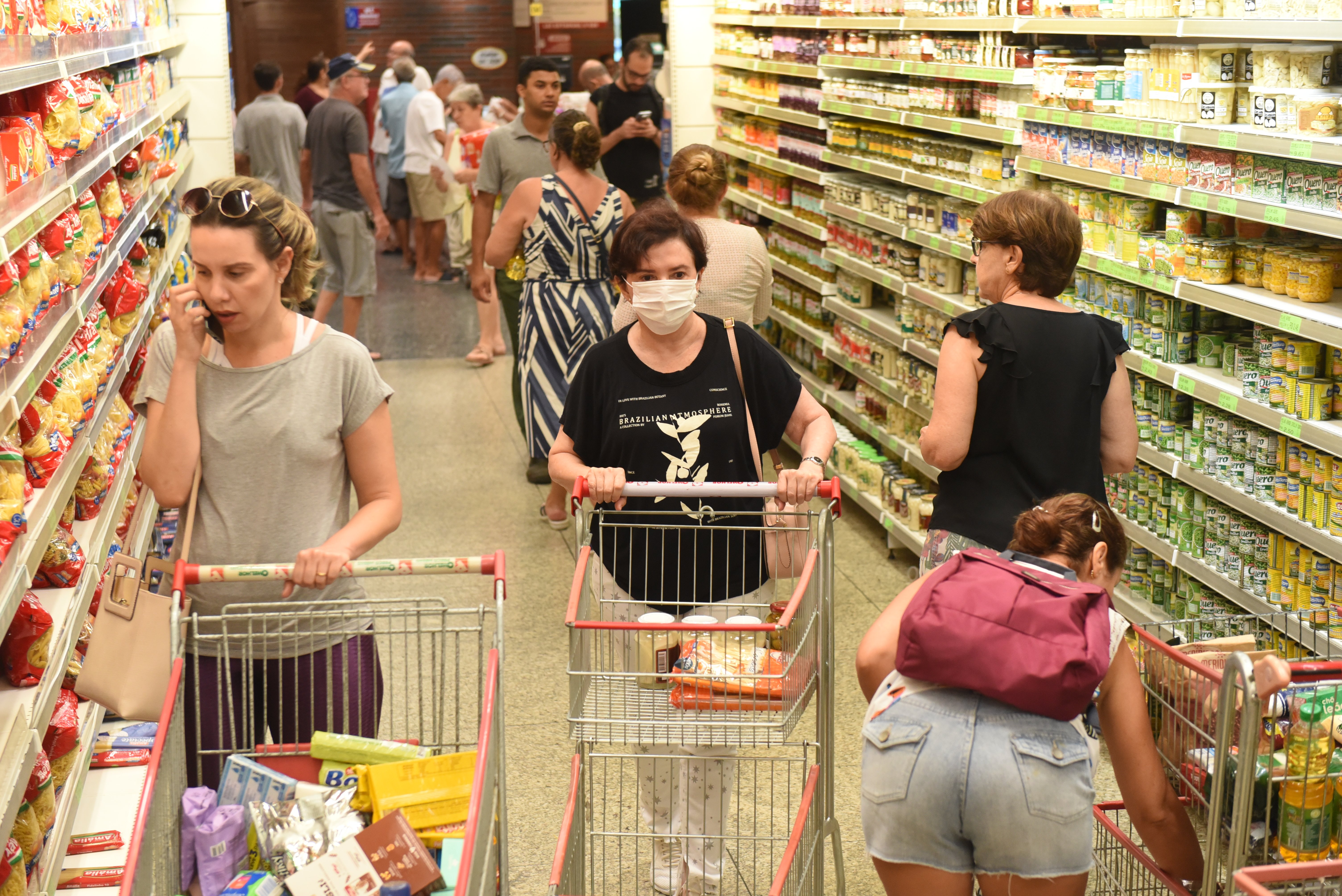 Movimentação de pessoas em supermercado na Mata da Praia.
