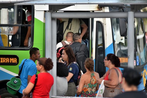 Data: 17/03/2020 - ES - Vitória - Novo Coronavírus, Covid-19 - Ônibus lotado - Editoria: Cidades - Foto: Fernando Madeira - GZ