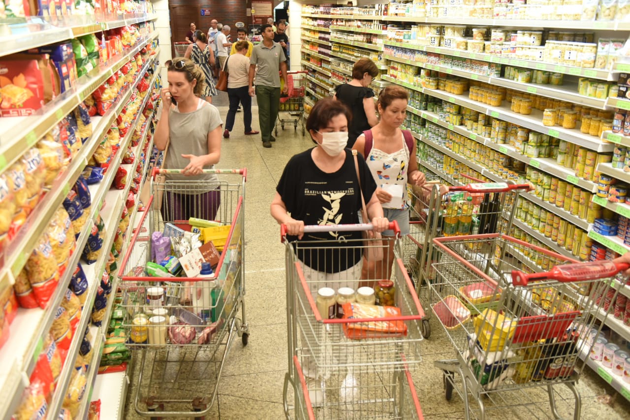 Pandemia de coronavírus: supermercados amanhecem lotados em Vitória