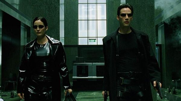 Trinity (Carrie-Anne Moss) e Neo (Keanu Reeves) em 'Matrix' (1999)