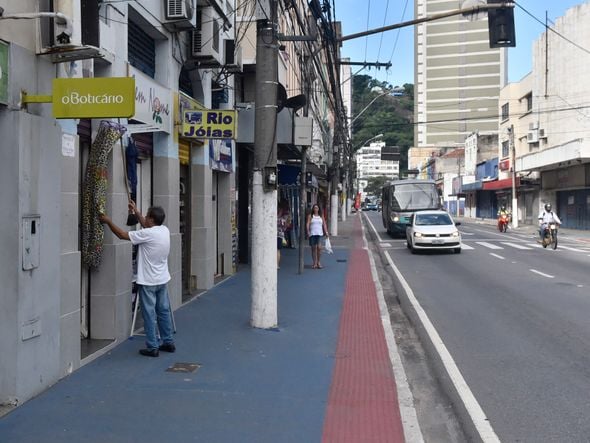 Efeito Coronavírus: movimento fica abaixo do normal na Avenida Jerônimo Monteiro, Centro da Capital. por Vitor Jubini