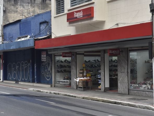 Efeito Coronavírus: movimento fica abaixo do normal na Avenida Jerônimo Monteiro, Centro da Capital. por Vitor Jubini