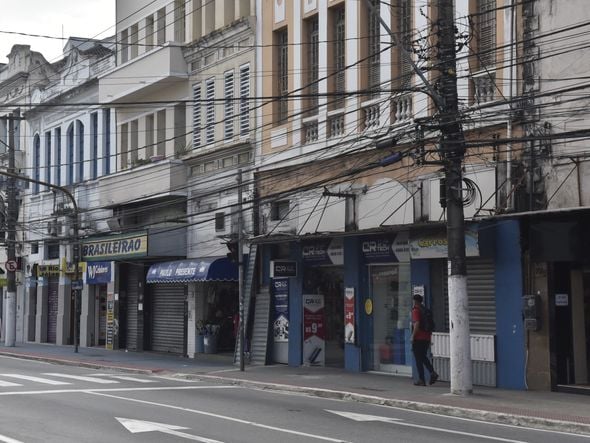  Na Avenida Jerônimo Monteiro, no Centro da Capital, o movimento no comércio caiu bastante mesmo antes da decretação do fechamento do comércio durante a pandemia.  por Vitor Jubini