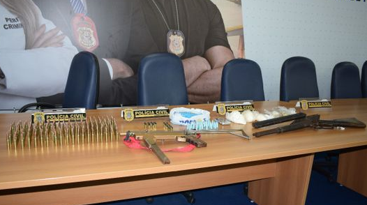 Foram apreendidas armas, munições de calibre pesado e drogas. Crédito: Reprodução/Polícia Civil
