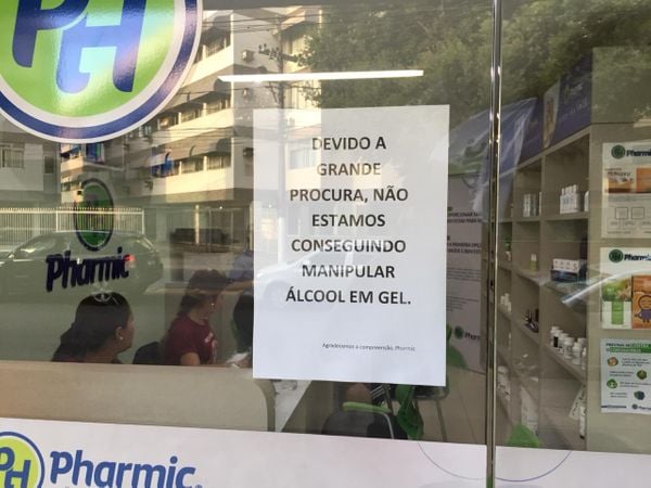 Aviso na porta da Pharmic informa sobre a falta do produto. Crédito: Daniel Pasti