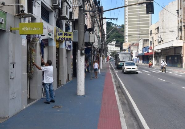 Efeito Coronavírus: movimento fica abaixo do normal na Avenida Jerônimo Monteiro, Centro da Capital. por Vitor Jubini