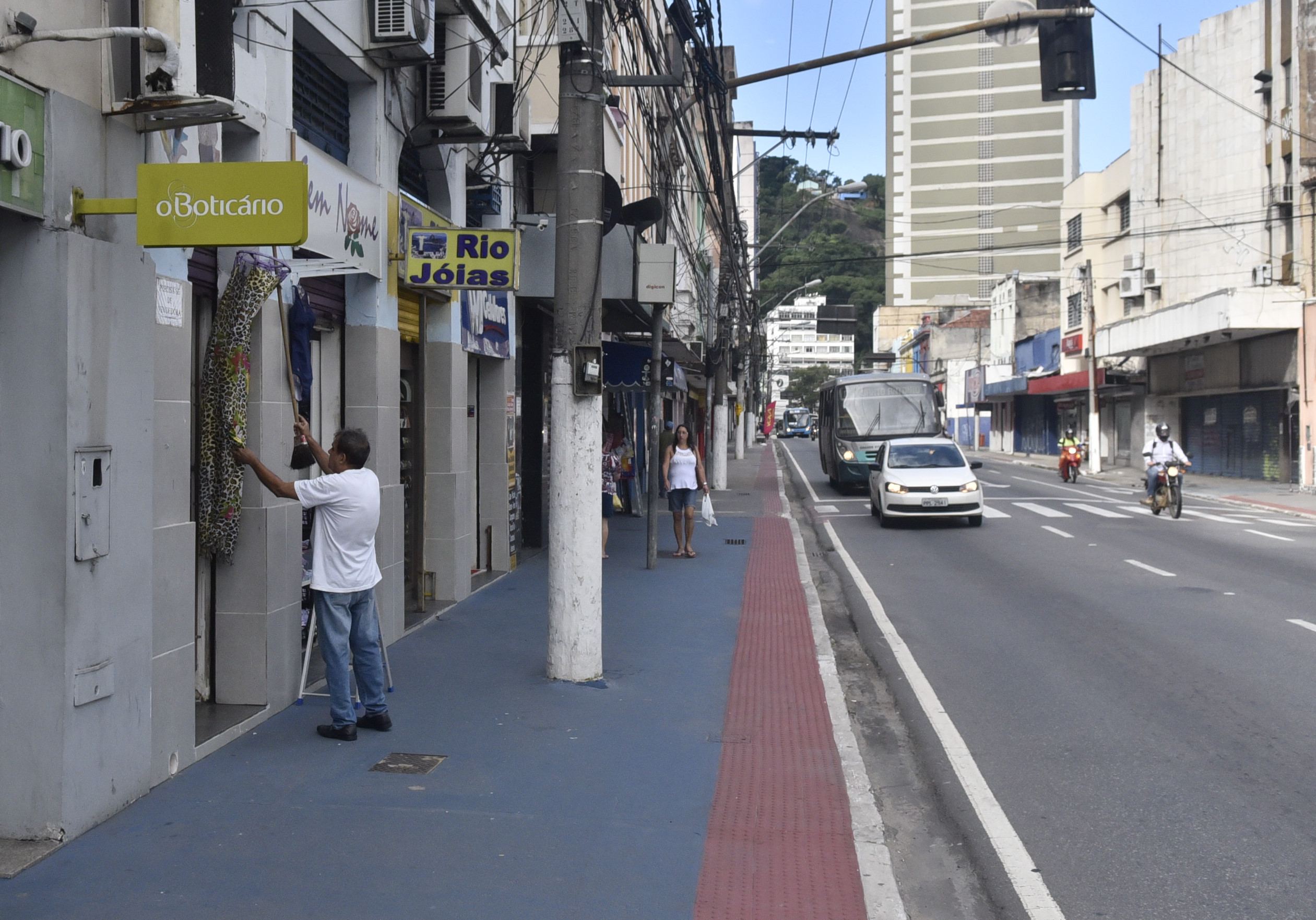 Efeito Coronavírus: movimento fica abaixo do normal na Avenida Jerônimo Monteiro, Centro da Capital.