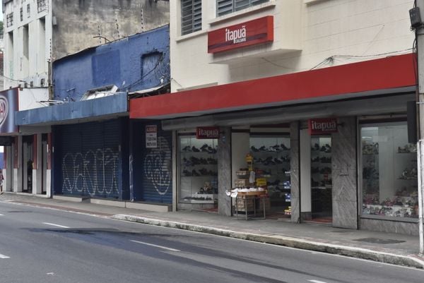 Efeito Coronavírus: movimento fica abaixo do normal na Avenida Jerônimo Monteiro, Centro da Capital. por Vitor Jubini