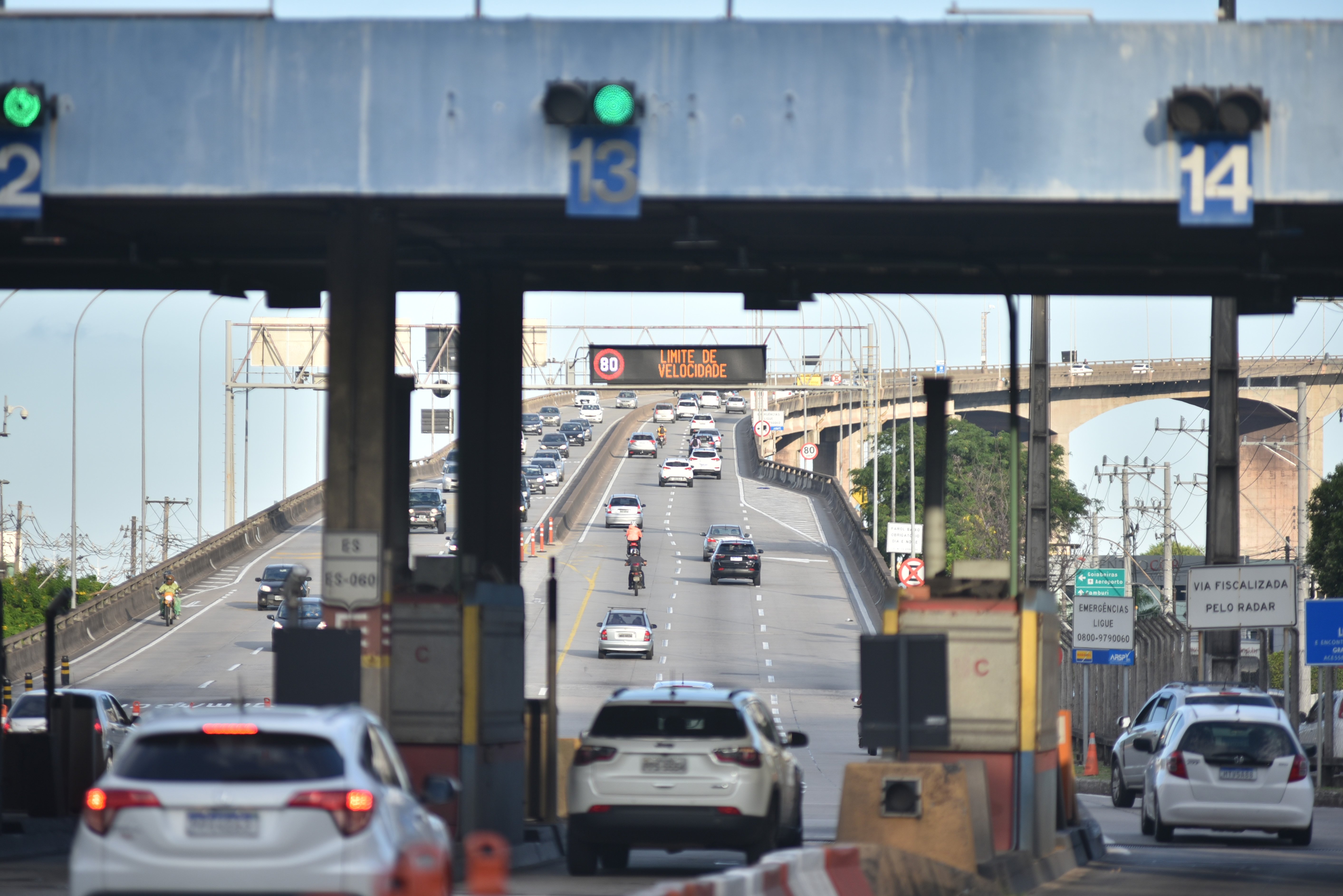 Ruas de acesso à Terceira Ponte estão vazias. Os registros foram feitos por volta das 17h, quando o trânsito em dias normais é congestionado