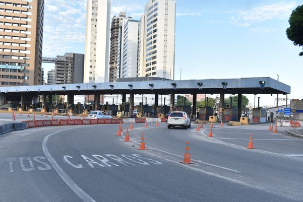 Ruas de acesso à Terceira Ponte estão vazias. Os registros foram feitos por volta das 17h, quando o trânsito em dias normais é congestionado  por Fernando Madeira