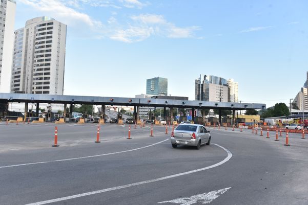 Ruas de acesso à Terceira Ponte estão vazias. Os registros foram feitos por volta das 17h, quando o trânsito em dias normais é congestionado  por Fernando Madeira