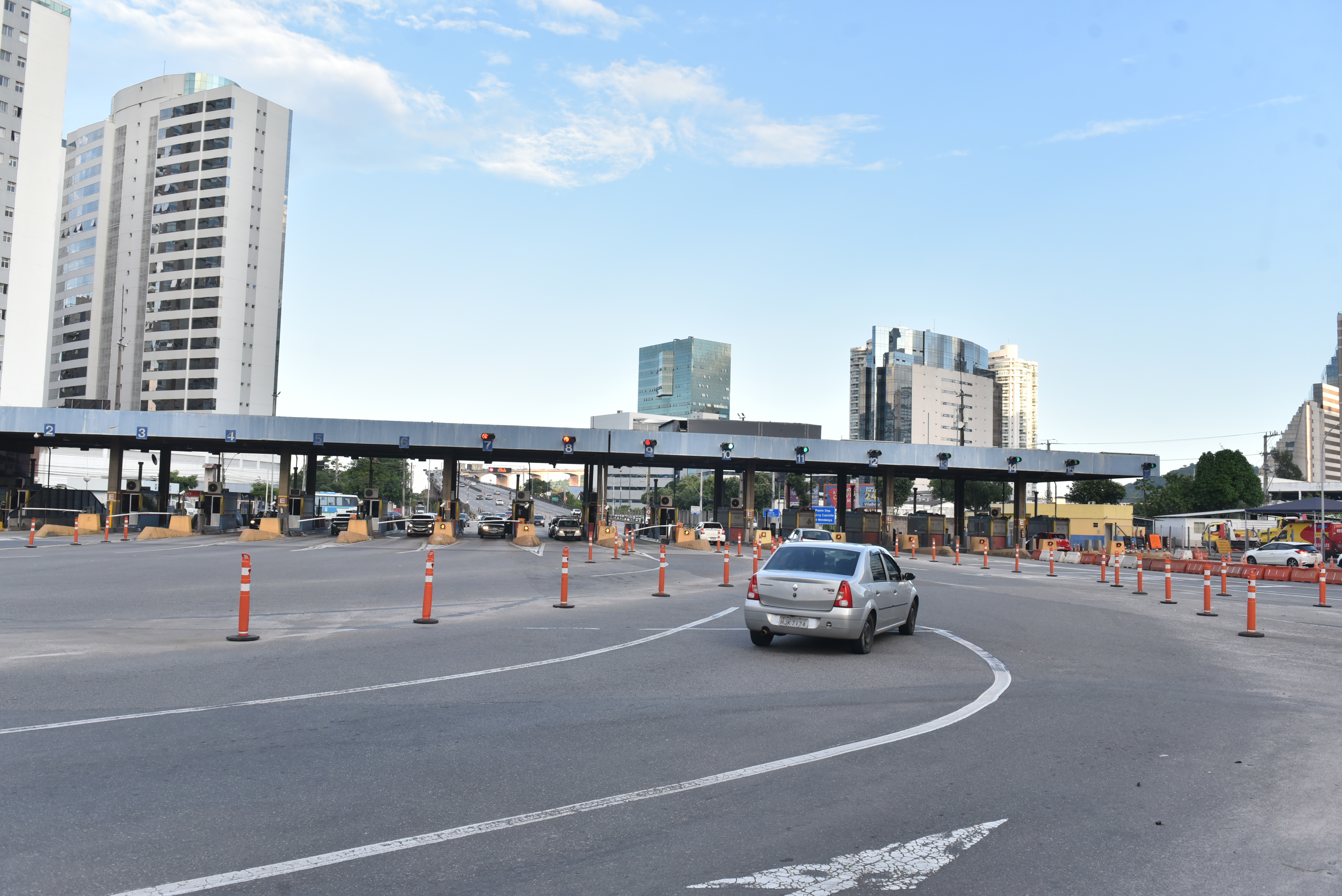 Ruas de acesso à Terceira Ponte estão vazias. Os registros foram feitos por volta das 17h, quando o trânsito em dias normais é congestionado