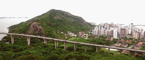 Vista geral de Vila Velha com o Morro do Moreno ao fundo