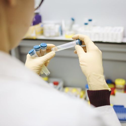Instituições de todo o mundo testam a eficácia de diversas drogas, já usadas para outras doenças, no combate ao novo coronavírus