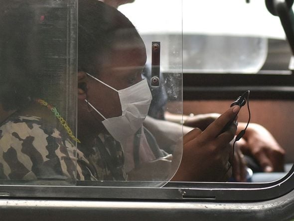 Passageiros já utilizam usa máscara dentro de coletivos durante pandemia de coronavírus.  por Vitor Jubini