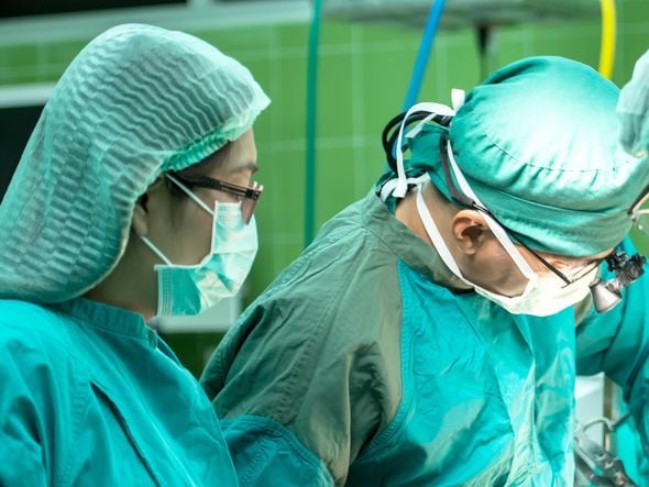 A primeira morte por coronavírus aconteceu na China, no dia 9 de
janeiro. Um homem de 61 anos foi a primeira vítima. As pesquisas apontam que a primeira transmissão ocorreu de animal
para humano. E depois passou a ocorrer de pessoa para pessoa. por Pixabay