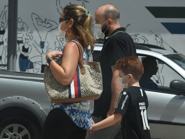 Família usam máscaras de proteção contra o coronavírus na Av Marechal Campos, em Vitória. por Ricardo Medeiros