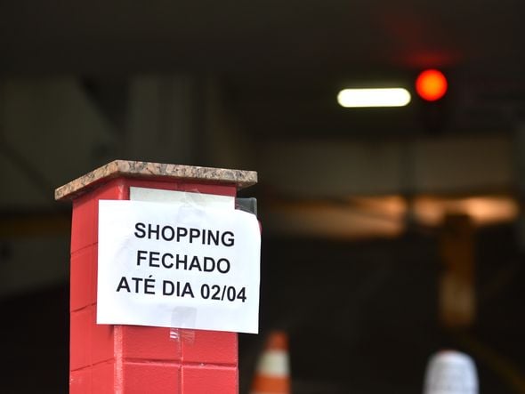  Na Praia do Cantos, em Vitória, o aviso de fechamento de um shopping durante a pandemia de coronavírus.  por Fernando Madeira