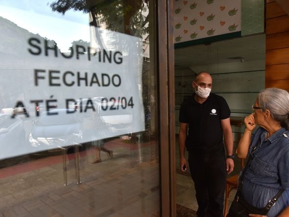 Na Praia do Canto, clientes encontram o shopping fechado. por Fernando Madeira