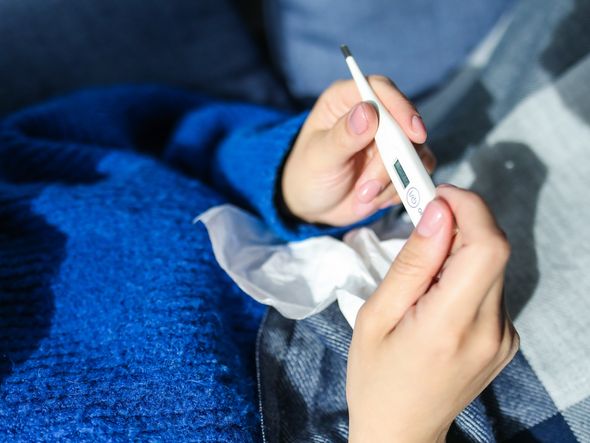 Foram identificados sintomas como febre, tosse, dificuldade em
respirar e falta de ar. Em casos mais graves, há registro de
pneumonia, insuficiência renal e síndrome respiratória aguda
grave. por Pexels