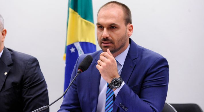 O deputado Eduardo Bolsonaro (PSL-SP), filho do presidente Jair Bolsonaro (sem partido), e a ministra da Agricultura, Tereza Cristina (DEM-MS) receberam diagnóstico de Covid