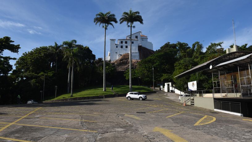 Campinho do Convento da Penha vazio devido a pandemia de coronavírus.