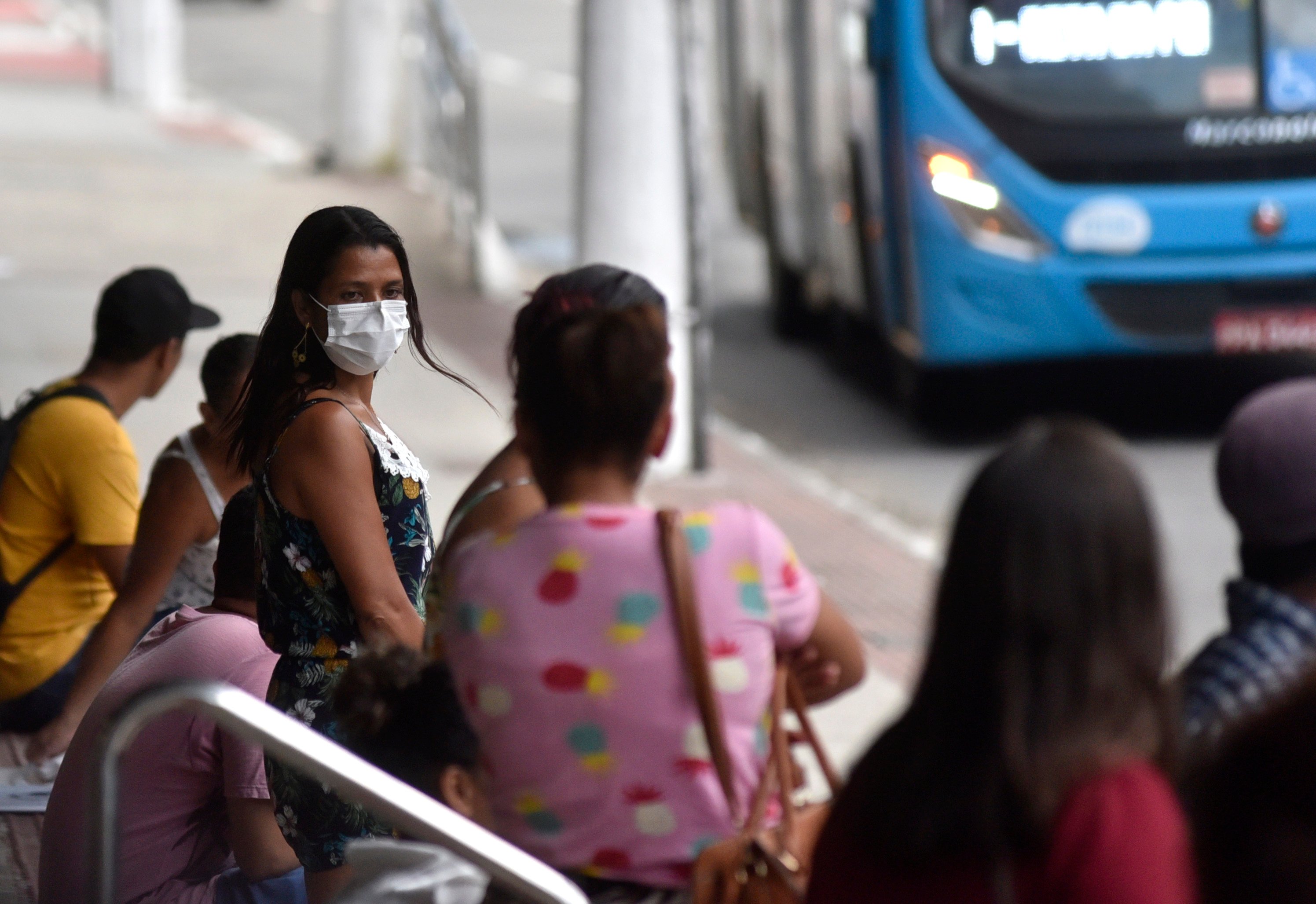 Após pandemia de coronavírus, mulher usa máscara na avenida Reta da Penha.