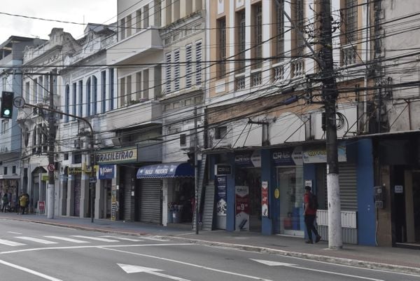 Após pandemia de Coronavírus o movimento fica abaixo do normal na Avenida Jerônimo Monteiro, Centro da Capital. por Vitor Jubini