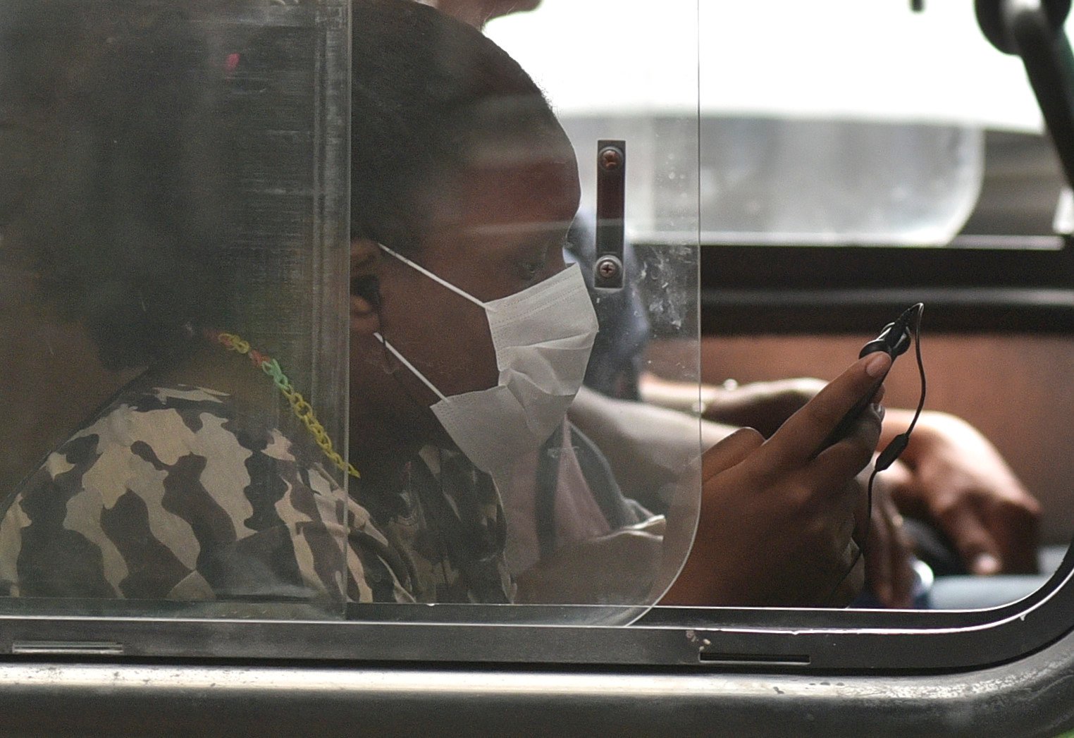 Passageiros já utilizam usa máscara dentro de coletivos durante pandemia de coronavírus. 