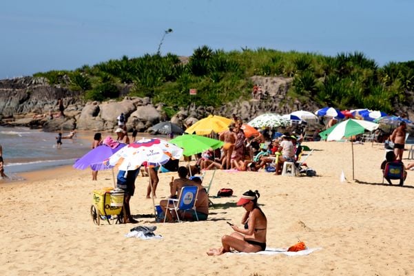 Banhistas na Praia da Sereia durante pandemia de coronavírus. por Ricardo Medeiros