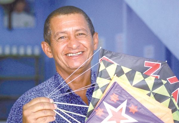 Rivas, mostra pipa fabricada em sua oficina e orienta com soltar pipa  por Gildo Loyola