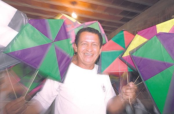 Rivaldete Luiz da Trindade, Rivas, 53 anos, proprietário da Loja Rei das Pipas, localizada no Bairro Cristovão Colombo  por Fábio Vicentini