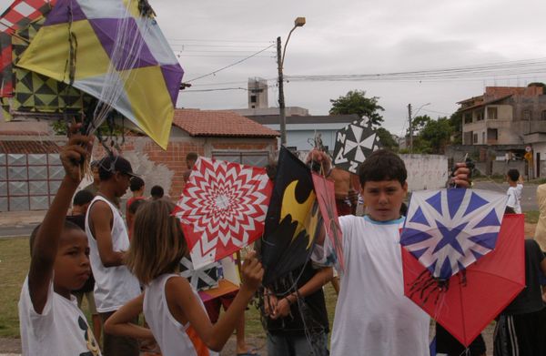  Crianças com pipas, distribuídas por  Rivaldete Luiz da Trindade, proprietário da Rivas Pipas, na Pracinha da Ilha dos Ayres por Gildo Loyola 