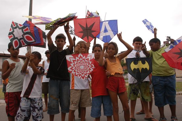 Crianças com pipas, distribuídas por  Rivaldete Luiz da Trindade,  na Pracinha da Ilha dos Ayres  por Gildo Loyola
