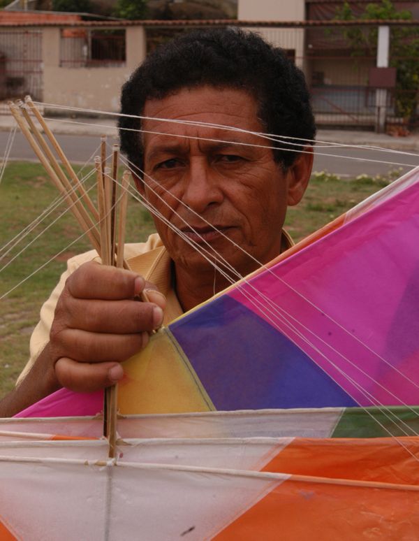 Rivaldete Luiz da Trindade, proprietário da Rivas Pipas, falando sobre os cuidados ao soltar as pipas  por Gildo Loyola