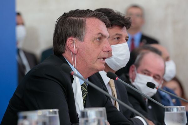 Entrevista coletiva concedida nesta quarta-feira (18), o presidente Jair Bolsonaro e os Ministros apareceram de máscaras.