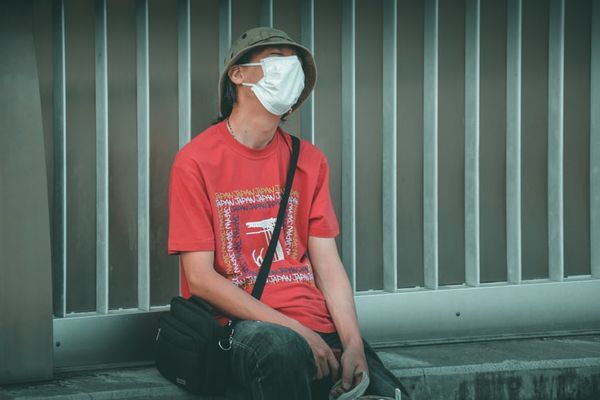Homem de máscara no Japão