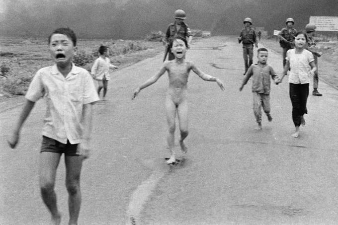 Kim Phuc, aos 9 anos, corre ao lado de irmãos e primos após ser atingida por ataque de napalm, em 1972